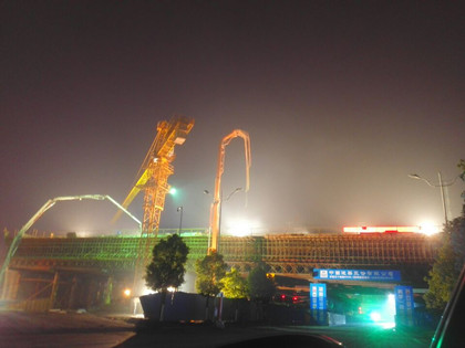 道岔连续梁夜晚施工现场_副本.jpg