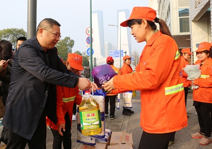 工会主席蔡锦义为环卫工人送上温暖420.jpg