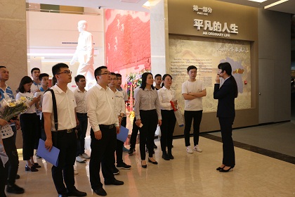 党员及青年员工认真听取雷锋事迹的讲解420.JPG 党员及青年员工认真听取雷锋事迹的讲解420.JPG