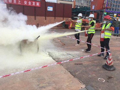 应急抢险组带队人员进行灭火-420.jpg 应急抢险组带队人员进行灭火-420.jpg