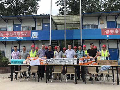 区政府领导送清凉_420.jpg 区政府领导送清凉_420.jpg