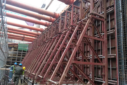 麓枫路站主体结构侧墙大模板施工.jpg