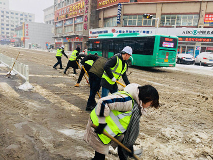 项目管理人员扫雪现场 (2).jpg