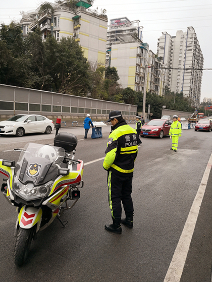 交警现场指挥交通.jpg