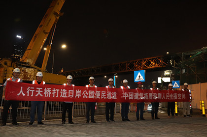 人行天桥跨望海路部分平安顺利吊装全部完成.jpg