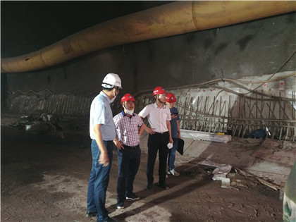 刘湘元在小土区间现场调研.jpg 刘湘元在小土区间现场调研.jpg