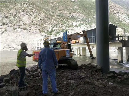 成都管廊项目经理江章保 指挥机械清淤工作.jpg