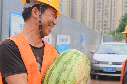 抱着西瓜笑得非常开心的工人朋友.jpg