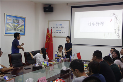 你来比划我来猜环节,同事们手脚并用.jpg 你来比划我来猜环节,同事们手脚并用.jpg