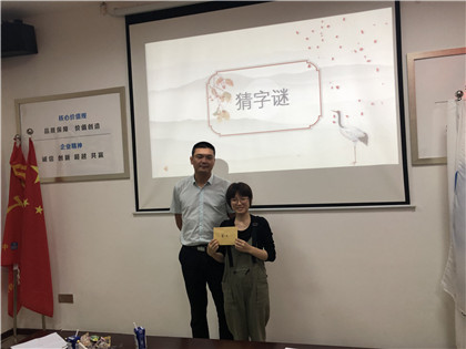 项目经理彭岳为获胜小组颁奖.jpg 项目经理彭岳为获胜小组颁奖.jpg