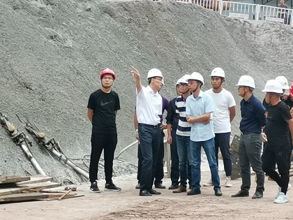 康志鹏对新九中路项目班子指导工作1.jpg 康志鹏对新九中路项目班子指导工作1.jpg