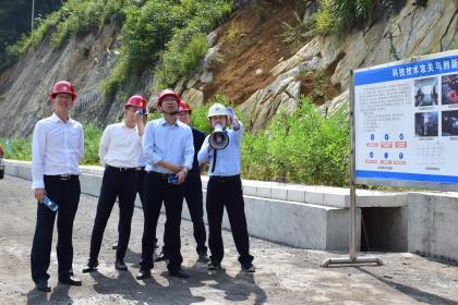 朱宝合介绍桃子垭隧道概况.JPG