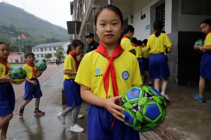 拿到新足球的孩子们.JPG