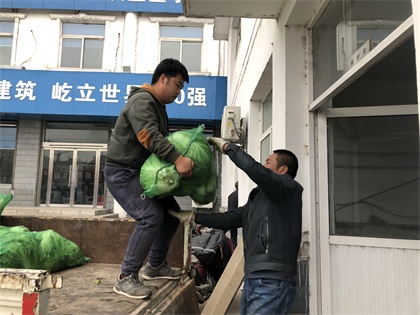 菜农正在卸菜.jpg 菜农正在卸菜.jpg