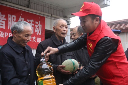 发放慰问品.JPG 发放慰问品.JPG