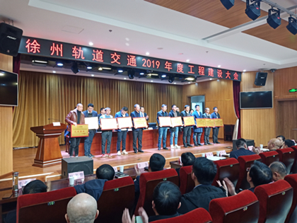 项目执行经理代表领奖(右三)_副本.jpg 项目执行经理代表领奖(右三)_副本.jpg