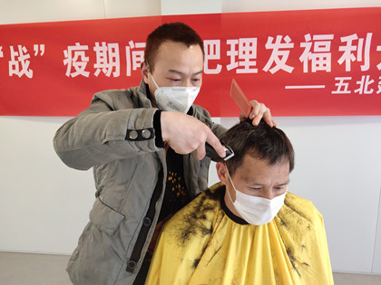 为劳务工人理发_副本.jpg