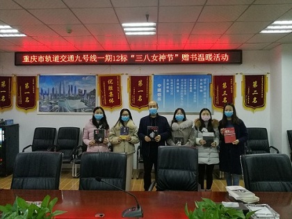 赠书活动合影.jpg