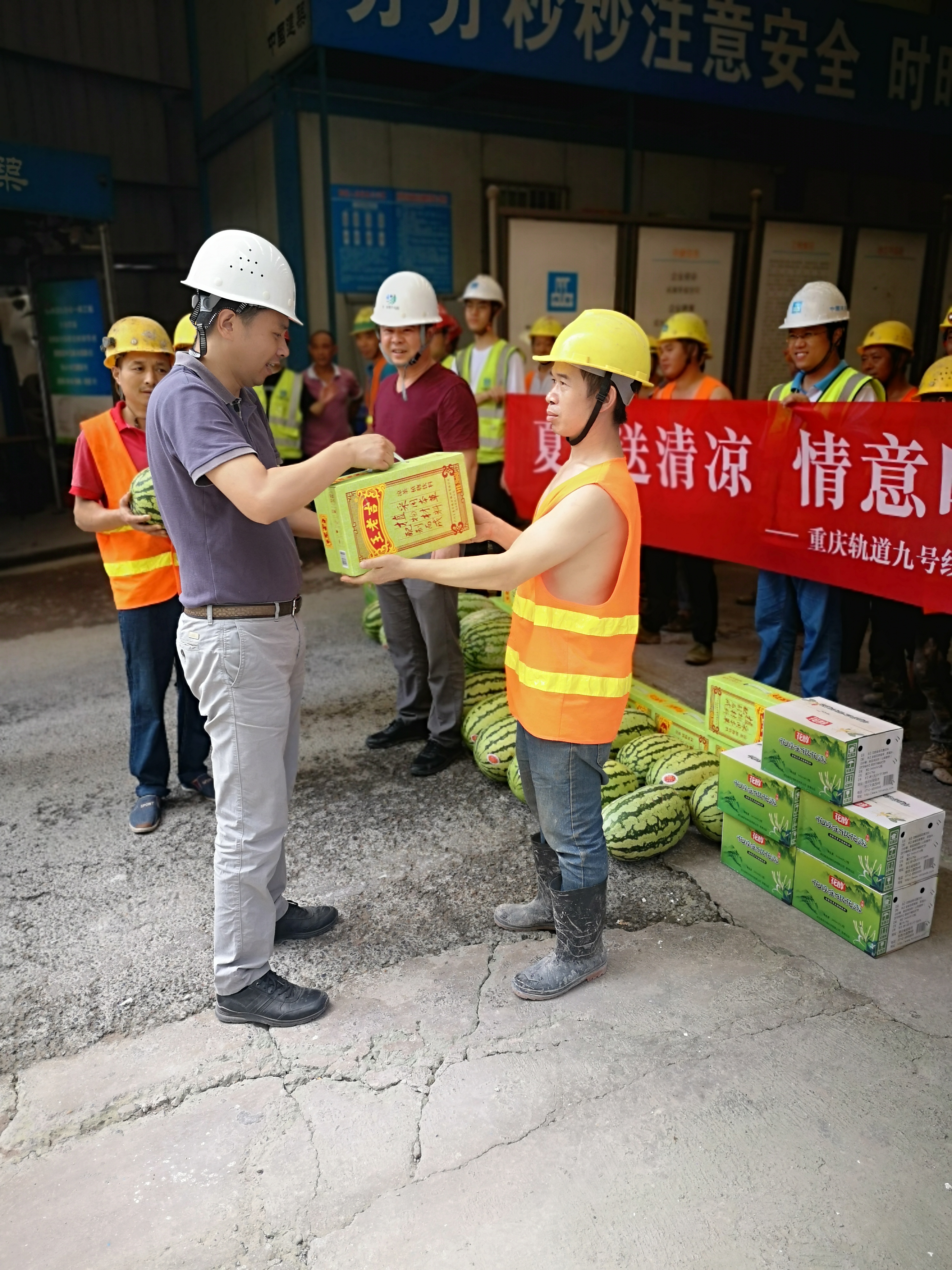 夏日送清凉情意暖人心重庆轨道九号线建设运营有限公司副总经理唐曦赴