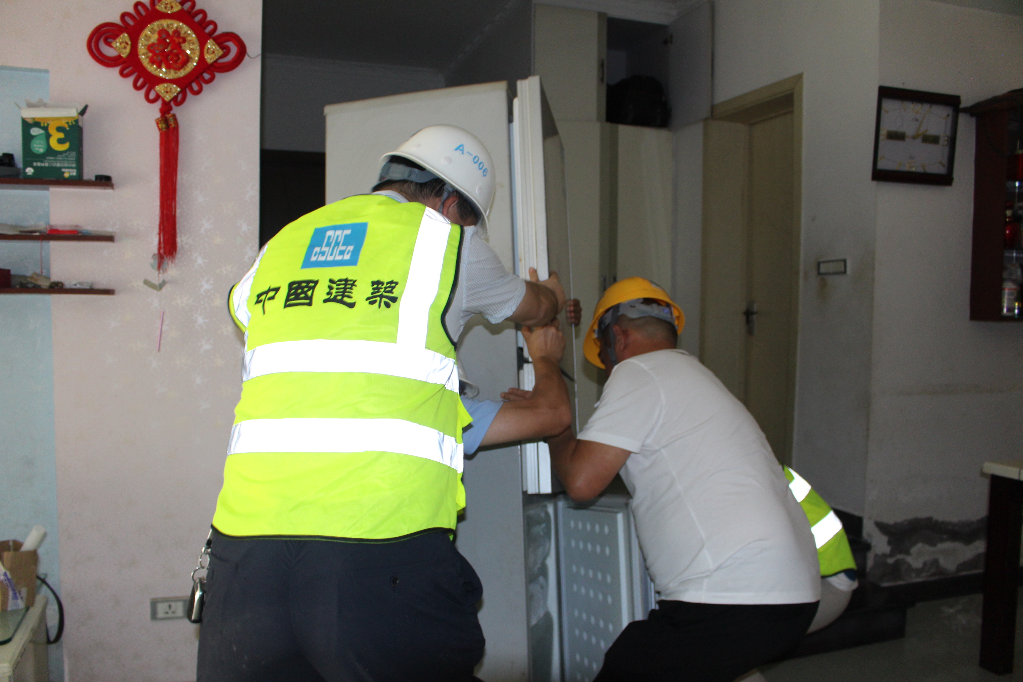 协助居民搬运冰箱.JPG