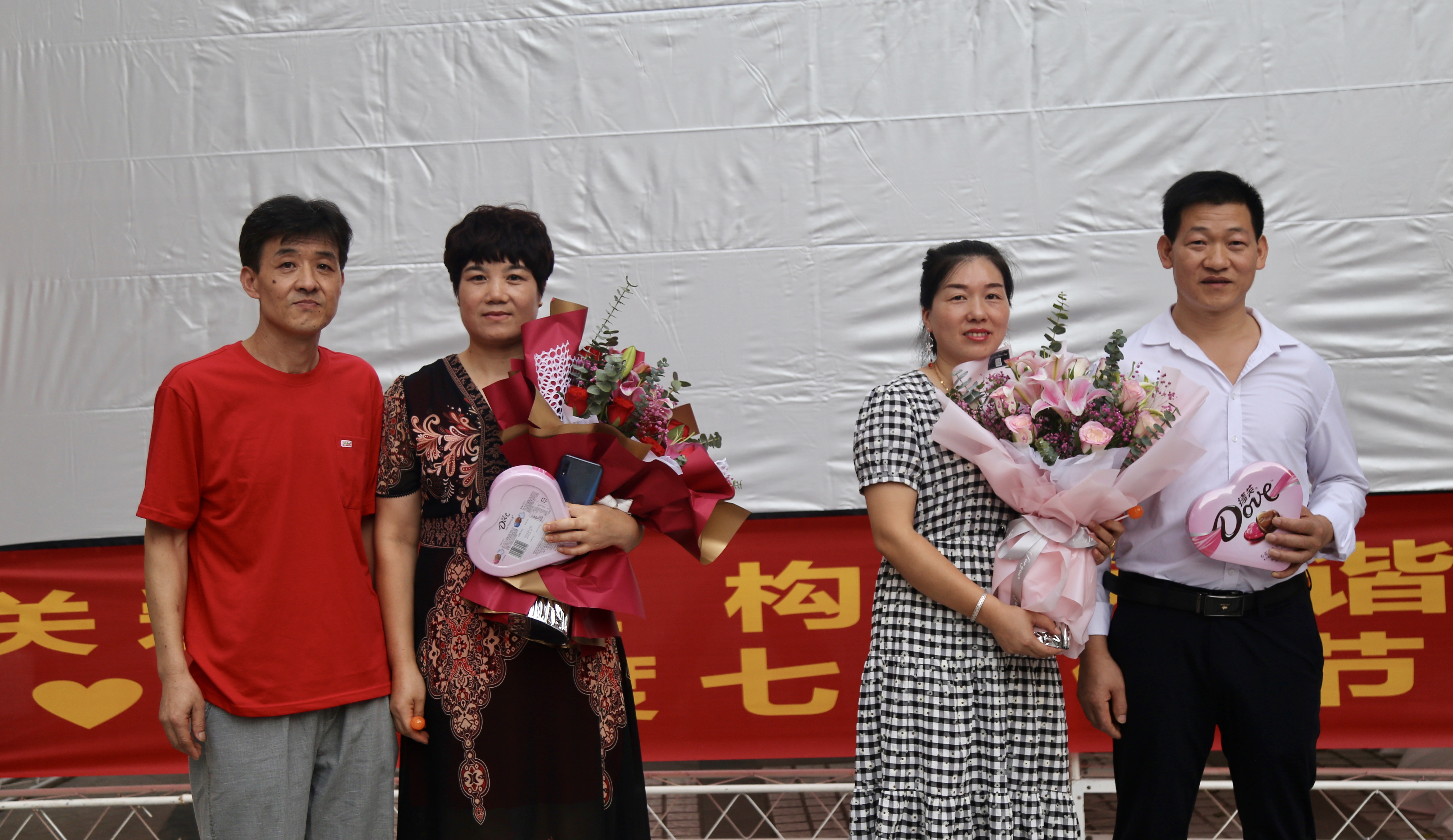 9号线3标农民工夫妻工友过情人节“.jpg 9号线3标农民工夫妻工友过情人节“.jpg