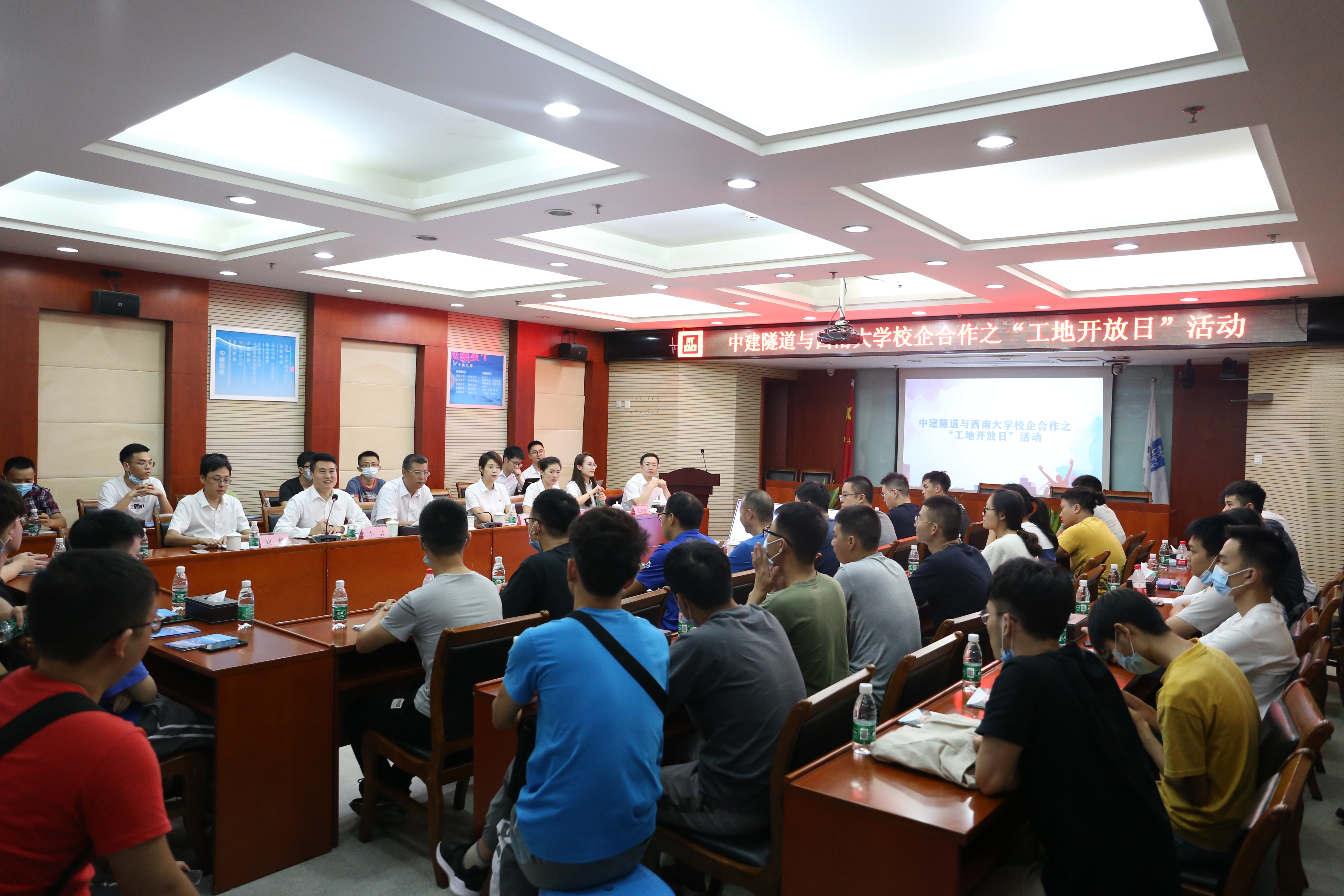 交流座谈.jpg 交流座谈.jpg