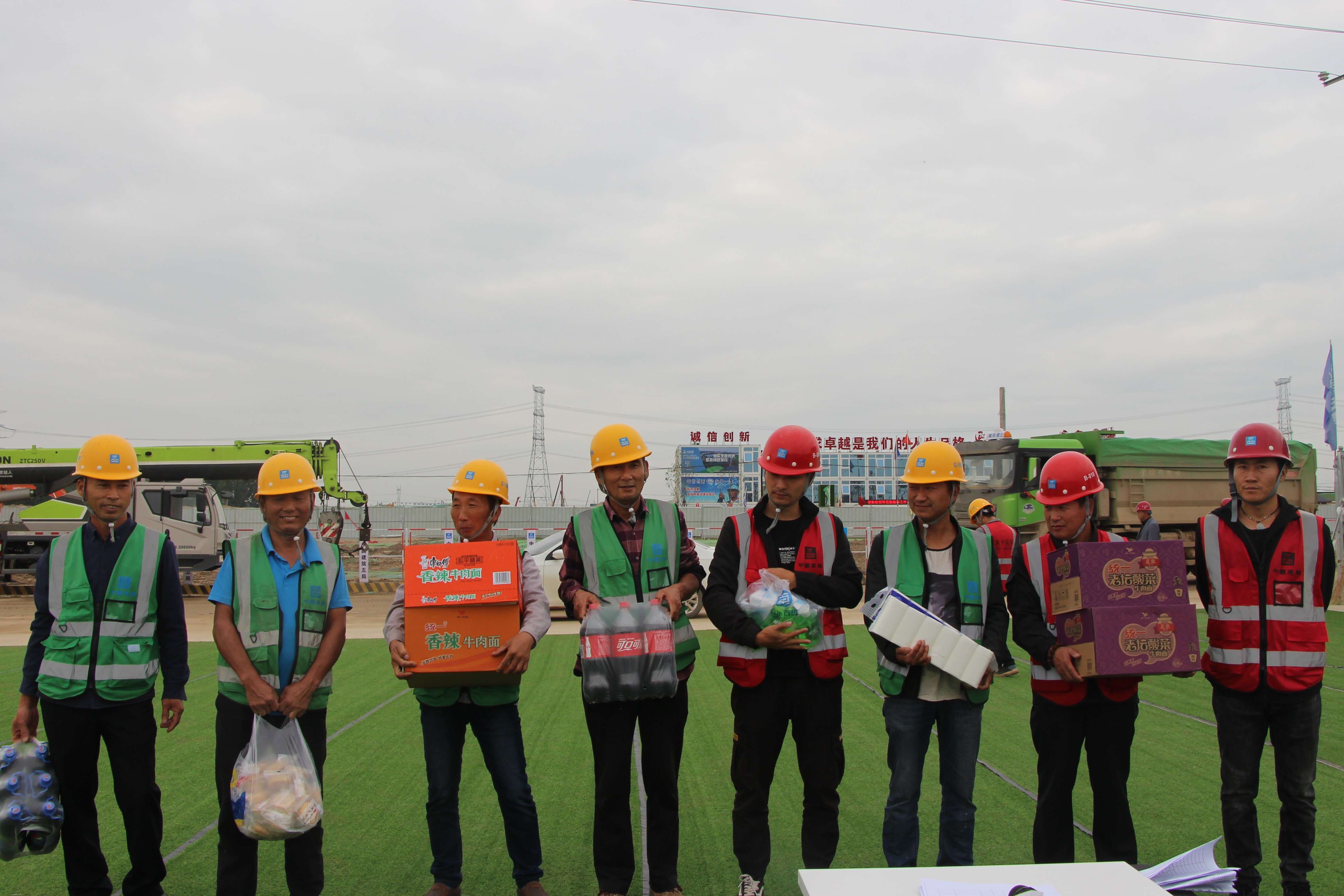 节前慰问一线劳务工人.JPG