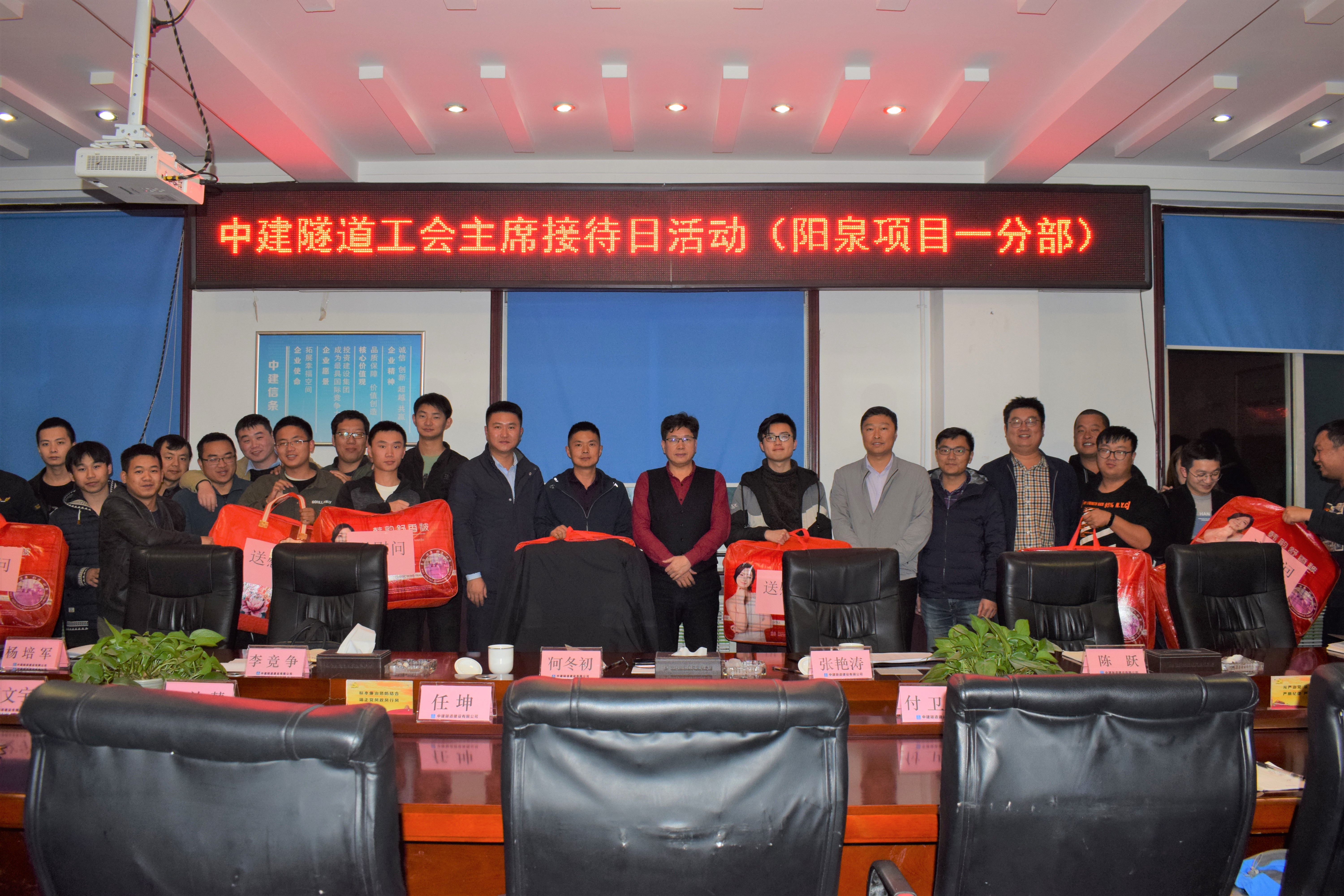 何冬初书记送温暖 (2).JPG 何冬初书记送温暖 (2).JPG