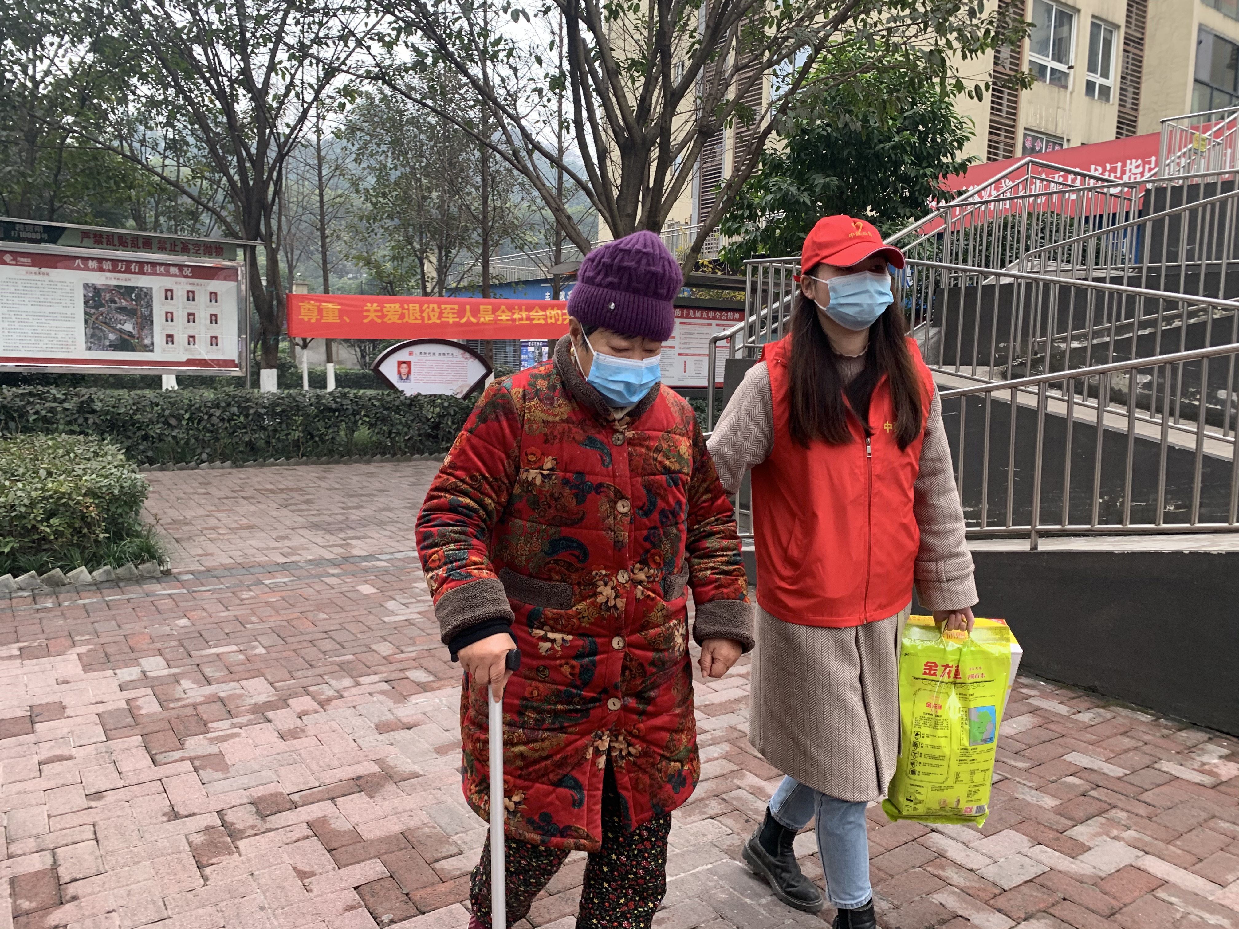志愿者送物资至老者家中.png