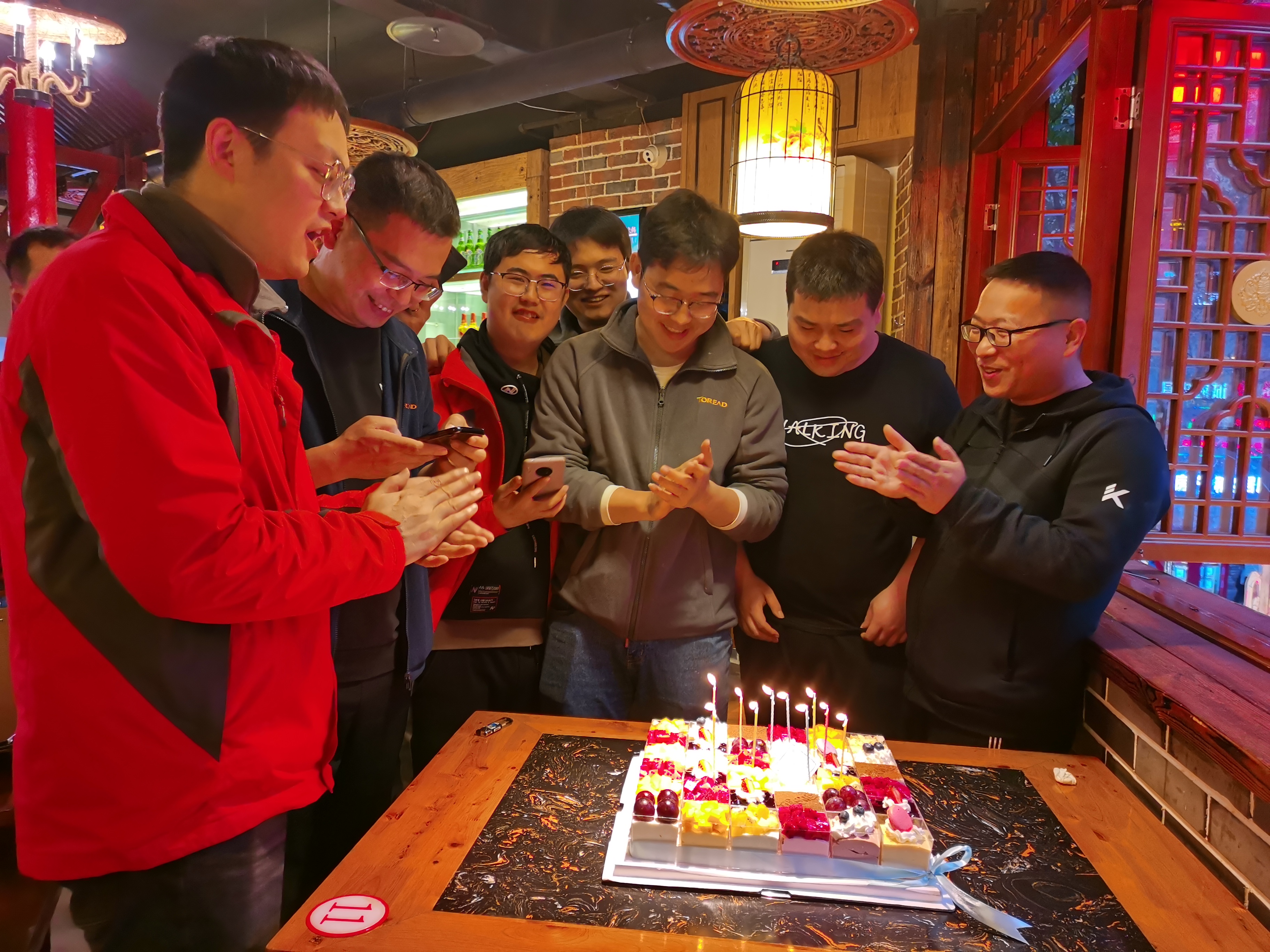 众人齐唱生日歌.jpg