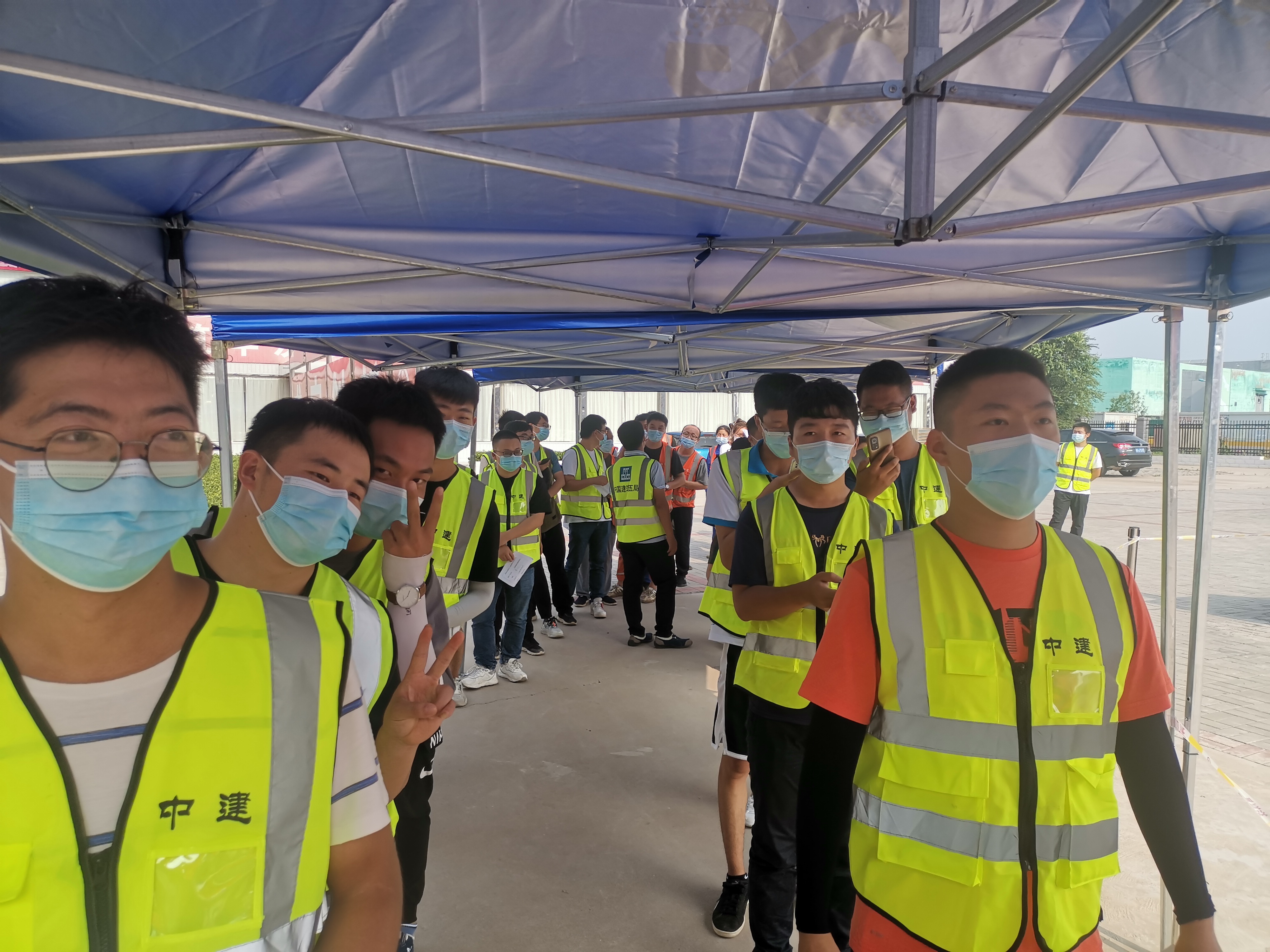 员工有序排队.jpg 员工有序排队.jpg