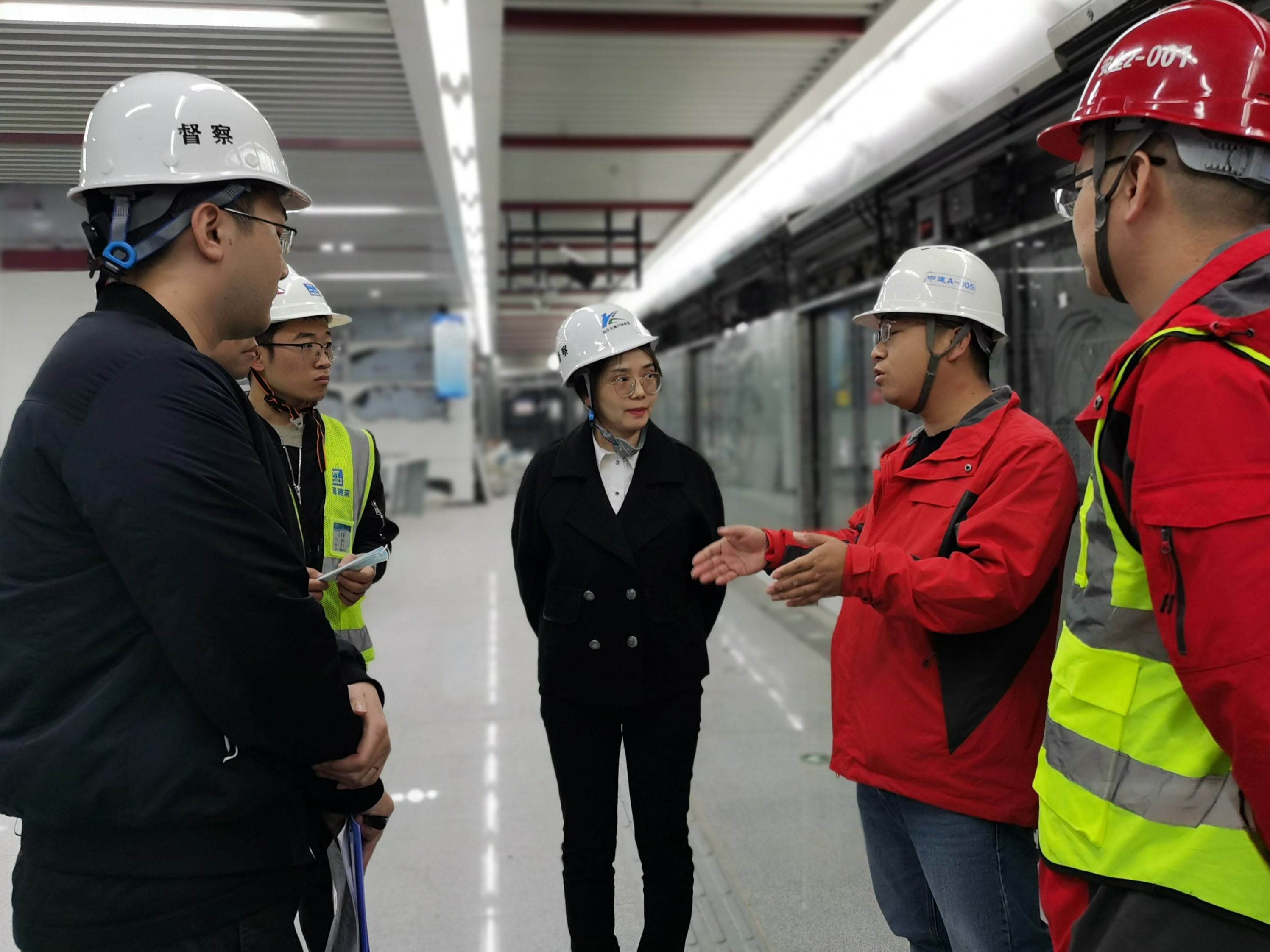 赵春宇向陈伟红一行讲解九号线2标目前施工进度.jpg