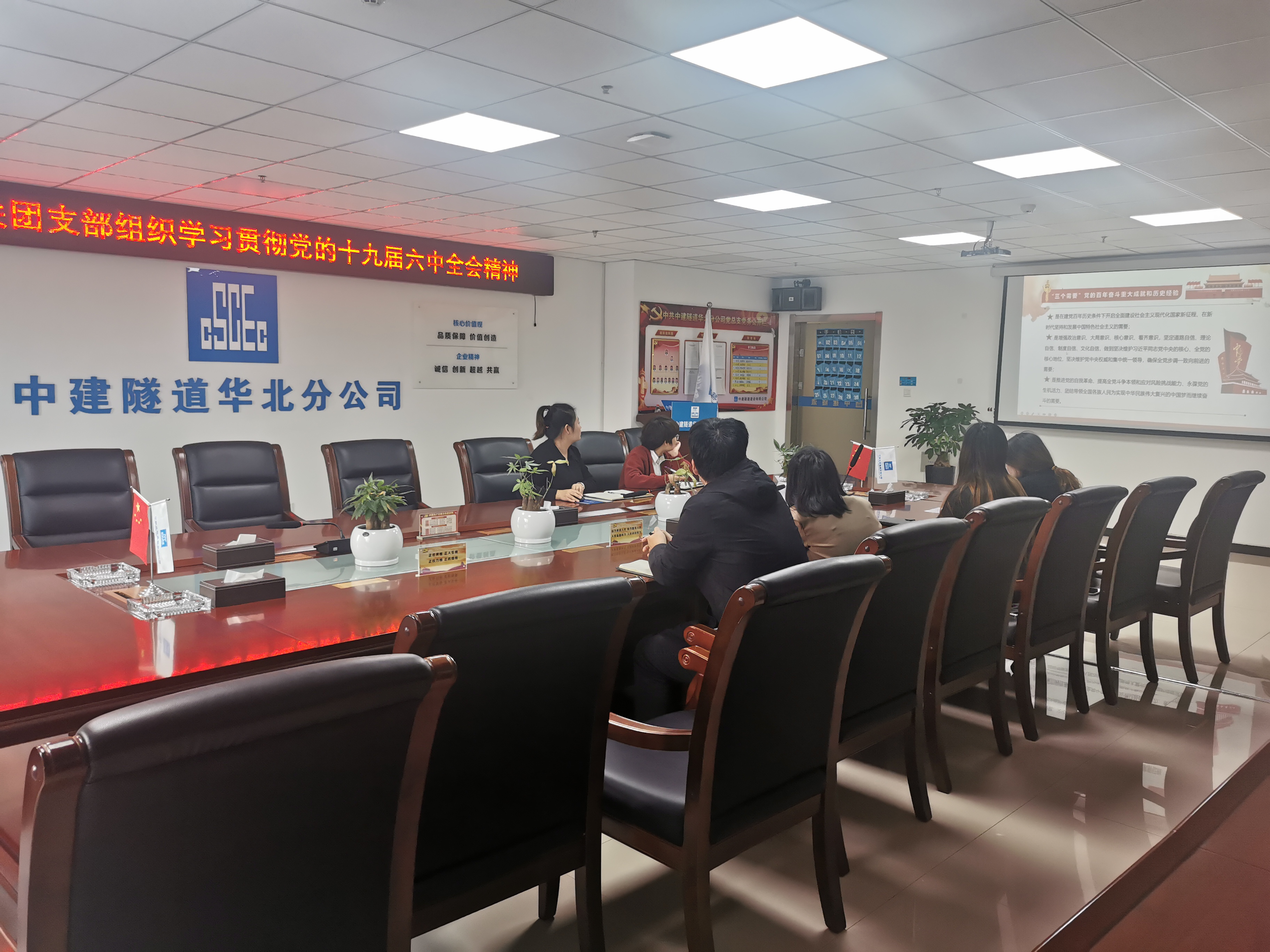会议照片 (2).jpg 会议照片 (2).jpg