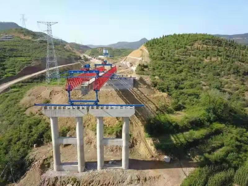 开始架梁.jpg 开始架梁.jpg