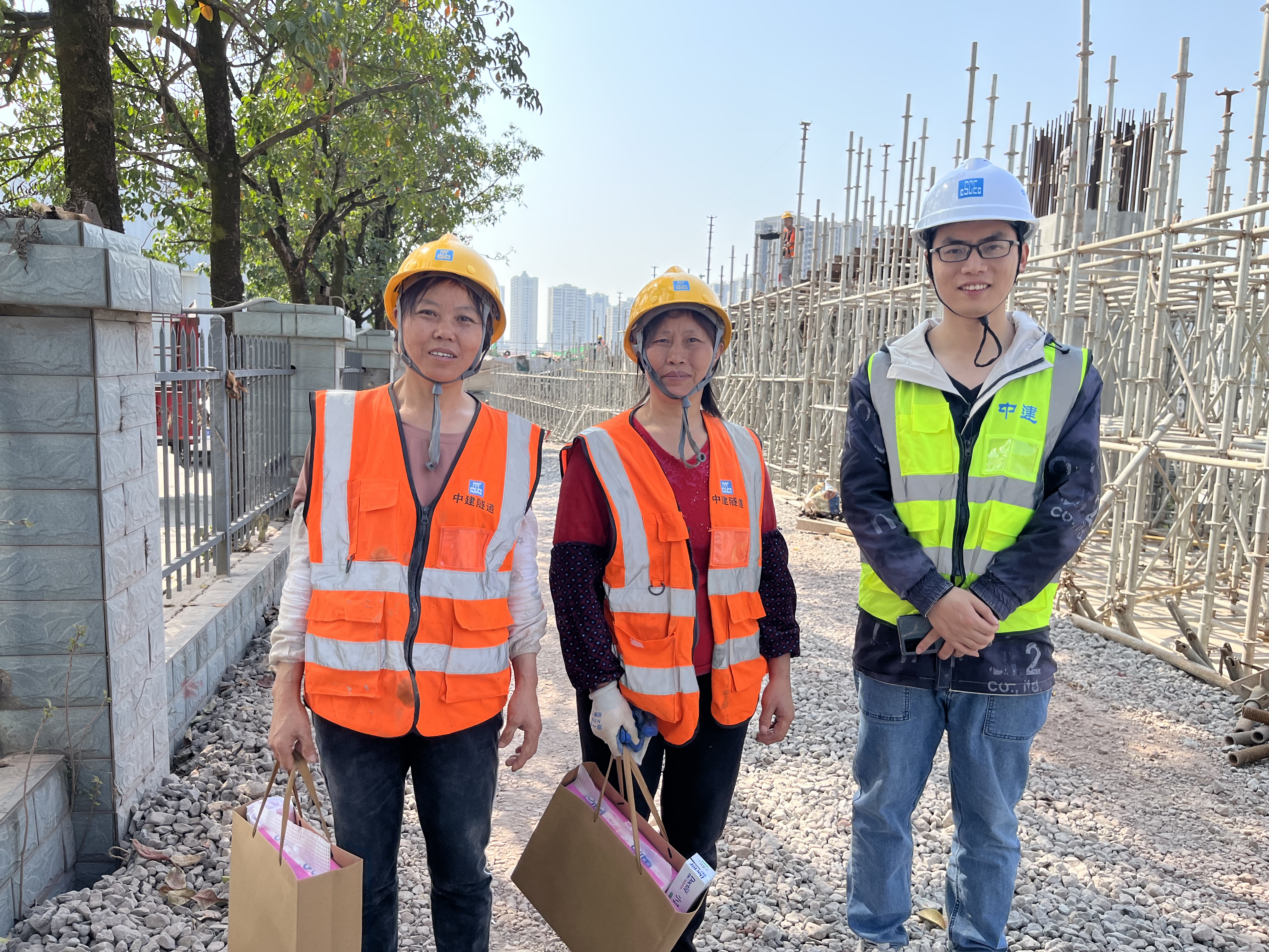 给女性一线员工送温暖 (2).jpg