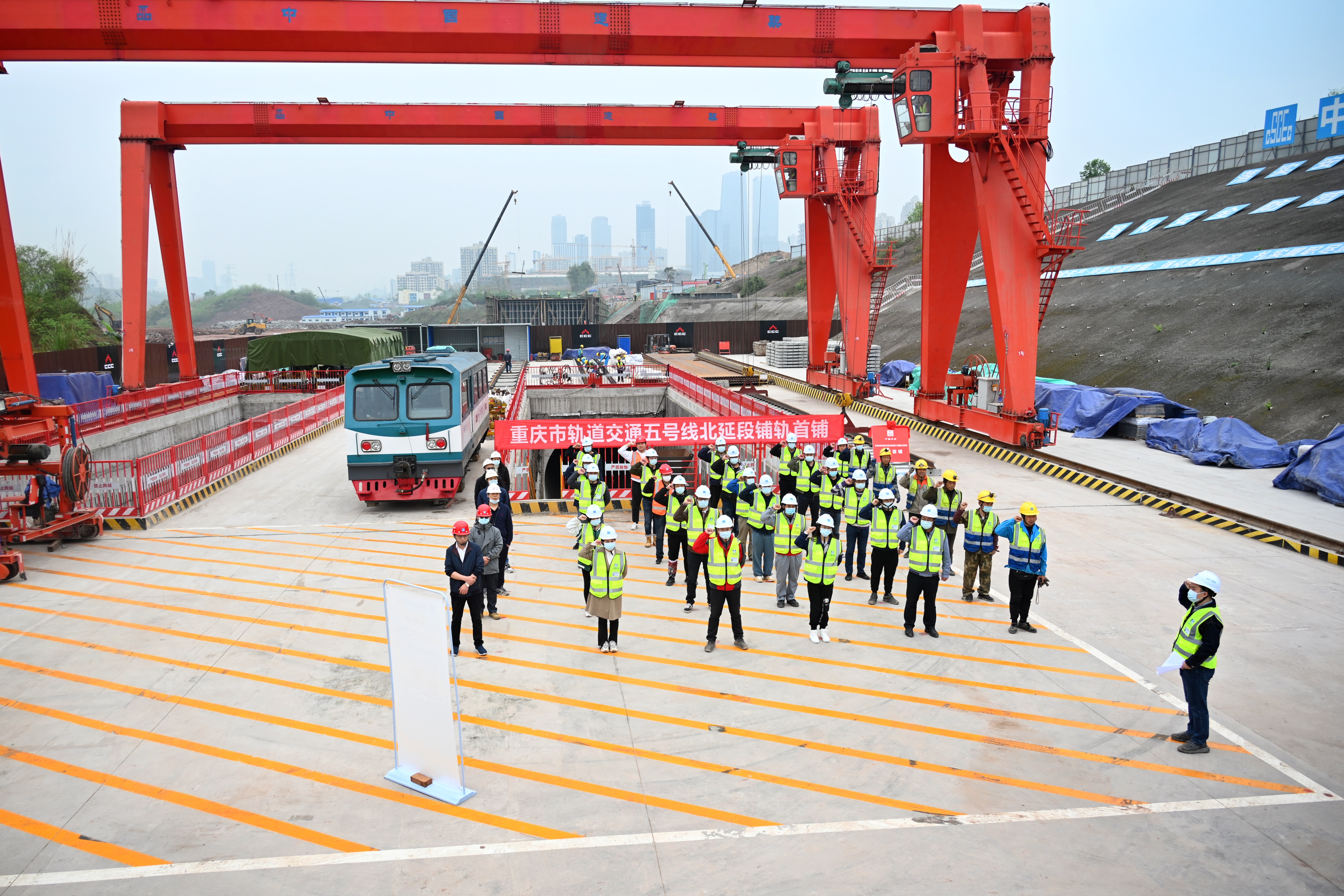 铺轨现场.jpg 铺轨现场.jpg