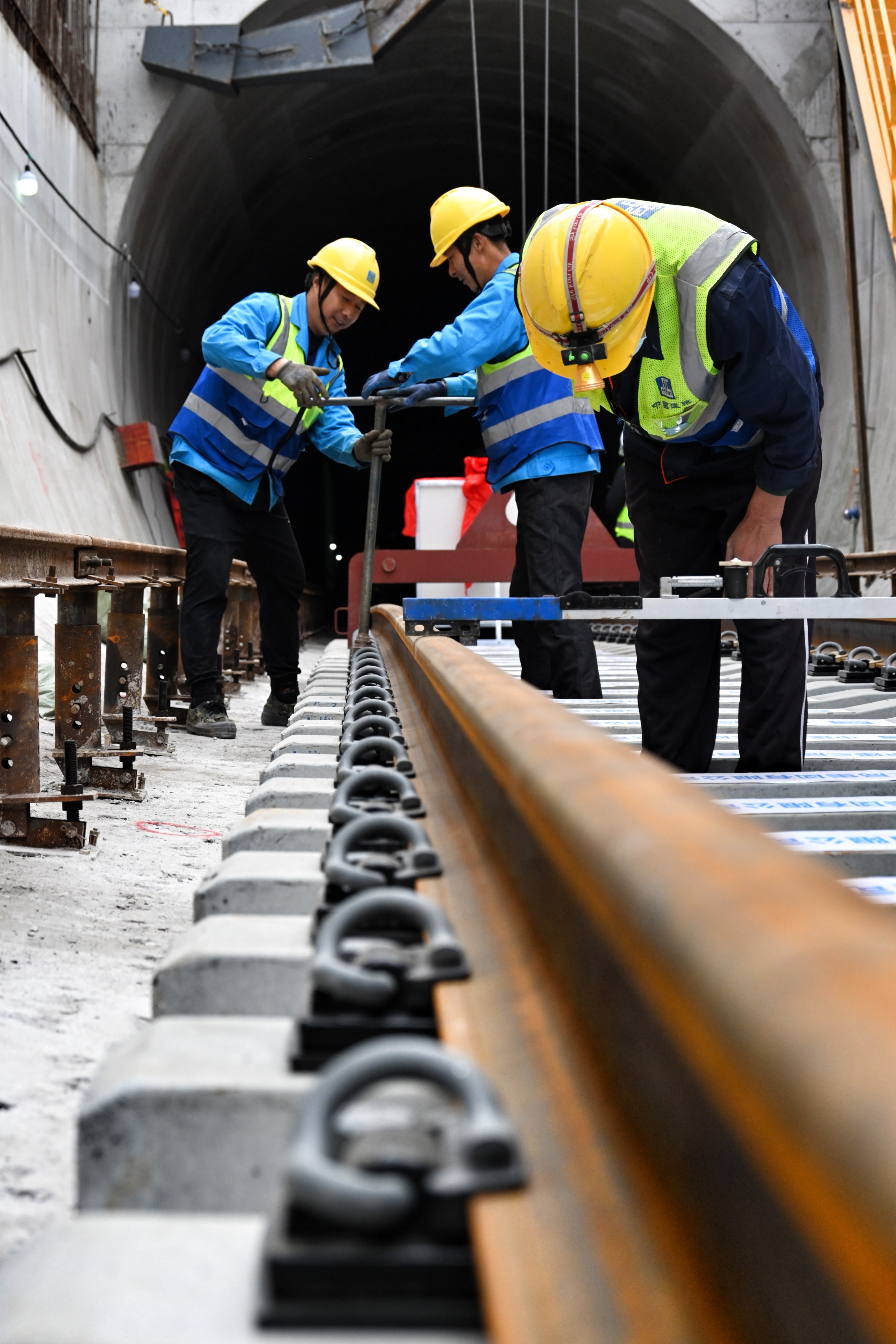 铺轨进行中.jpg 铺轨进行中.jpg