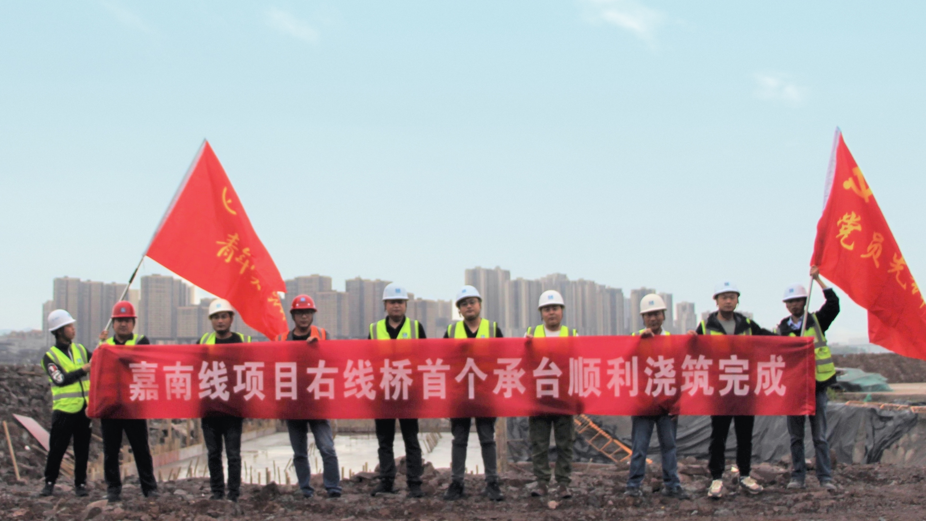 嘉南线项目右线桥首个承台顺利浇筑完成.jpg 嘉南线项目右线桥首个承台顺利浇筑完成.jpg