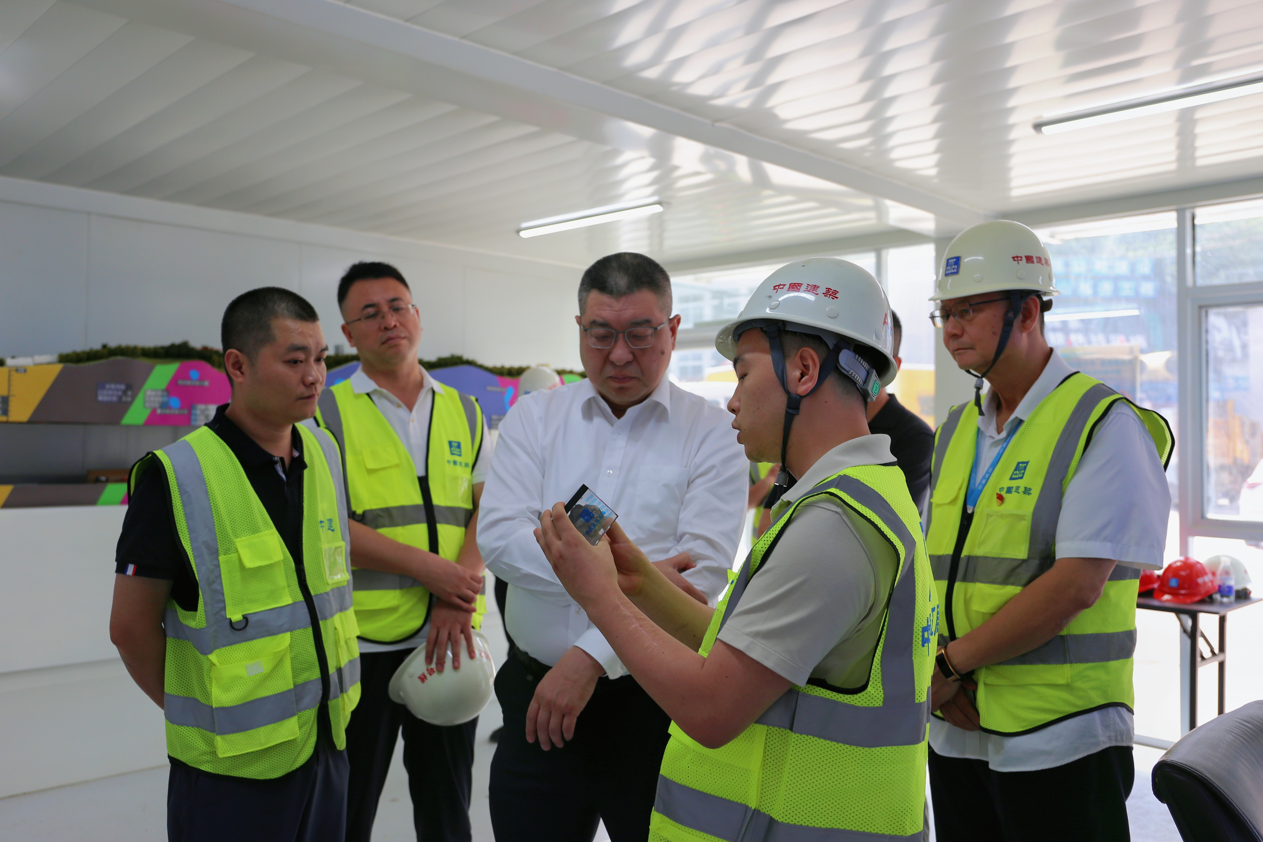 基础部（中建基础）副总经理张晓剑到中建五局重庆轨道27号线9标调研 (2).jpg