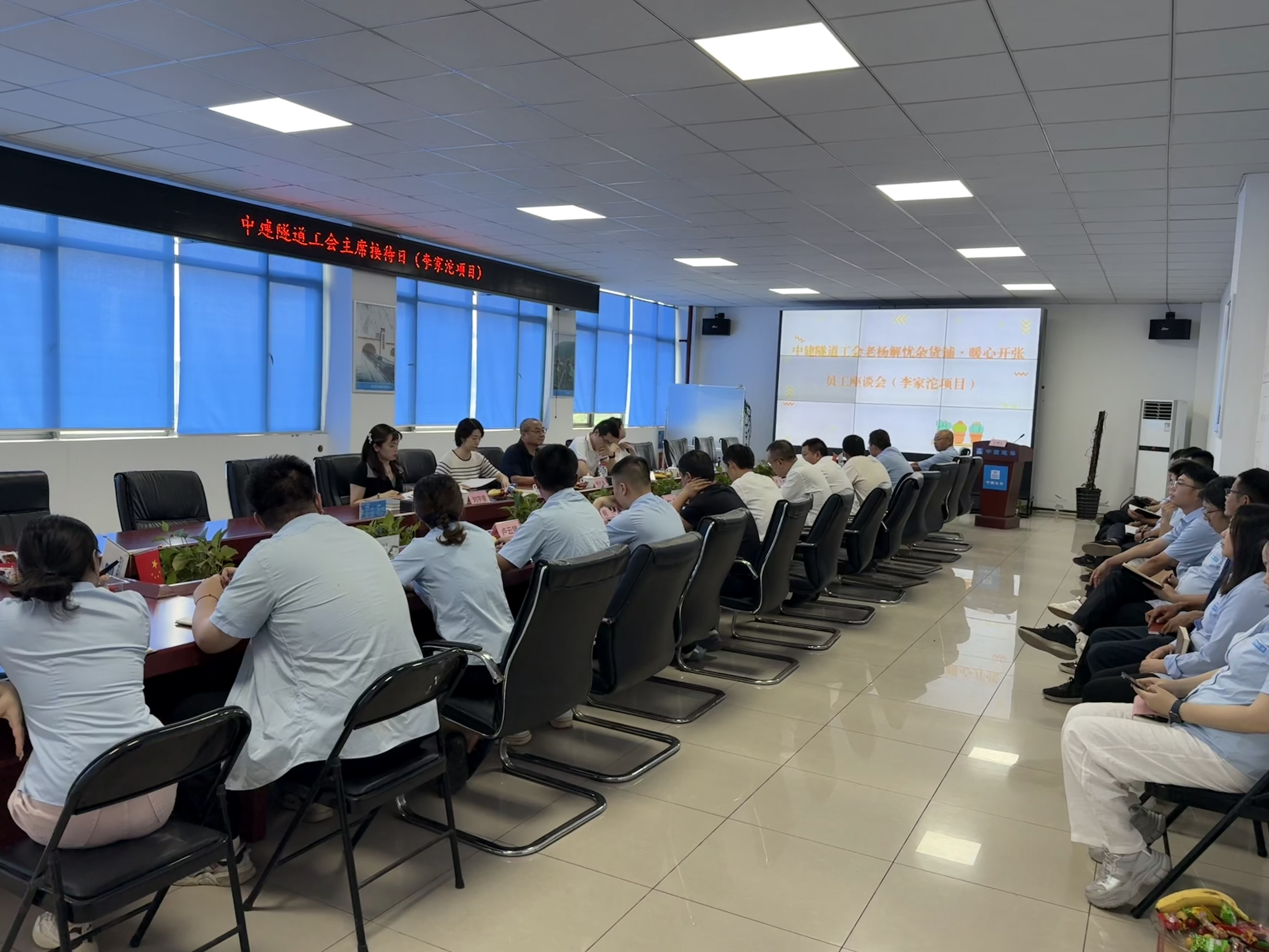 中建隧道工会老杨解忧杂货铺·暖心开张走进李家沱项目.jpg 中建隧道工会老杨解忧杂货铺·暖心开张走进李家沱项目.jpg