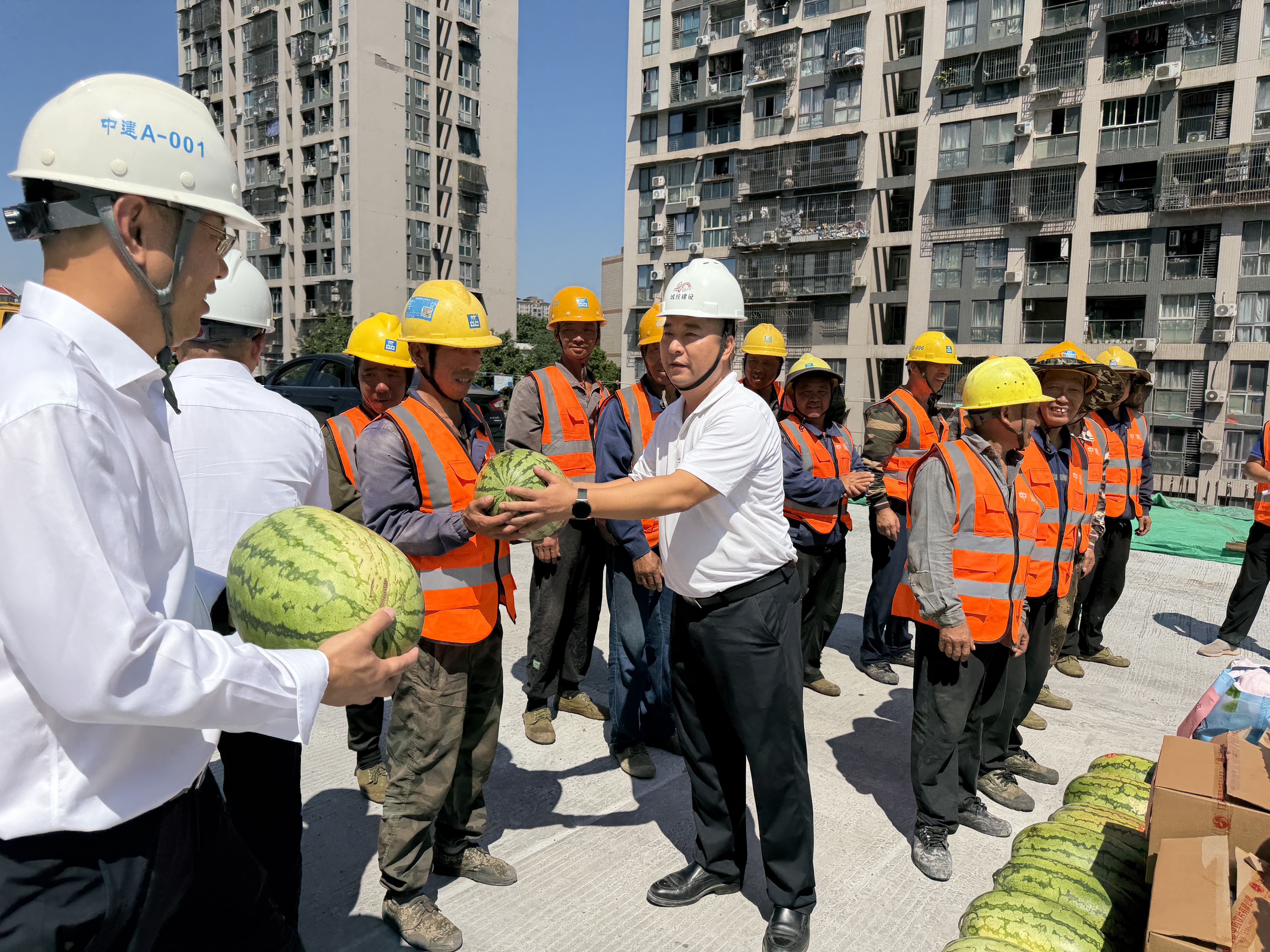 重庆城投基础建设公司副总经理杨军到李家沱项目开展“夏日送清凉”慰问活动.jpg 重庆城投基础建设公司副总经理杨军到李家沱项目开展“夏日送清凉”慰问活动.jpg
