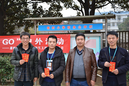 项目经理周阳为参赛队伍颁奖.jpg