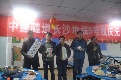 领到奖品的喜悦420.jpg 领到奖品的喜悦420.jpg