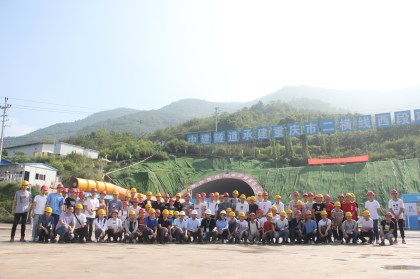 西南大学学生与项目管理人员合影留念.jpg