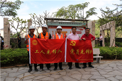 与居民代表合影.jpg 与居民代表合影.jpg