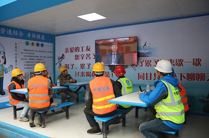 现场劳务人员在茶水亭观看大会直播-420.jpg