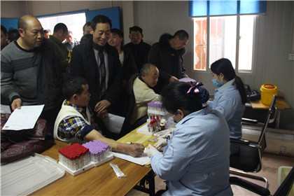 工人们排队等候抽血化验.jpg