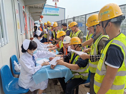 把医院“搬”进工地——深圳地铁13号线一工区-1项目开展农民工免费体检活动现场.jpg