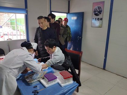 工人排队进行抽血.jpg