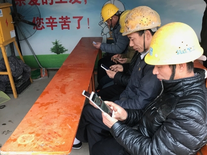 农名工流动党员空余时间学习_副本.jpg 农名工流动党员空余时间学习_副本.jpg